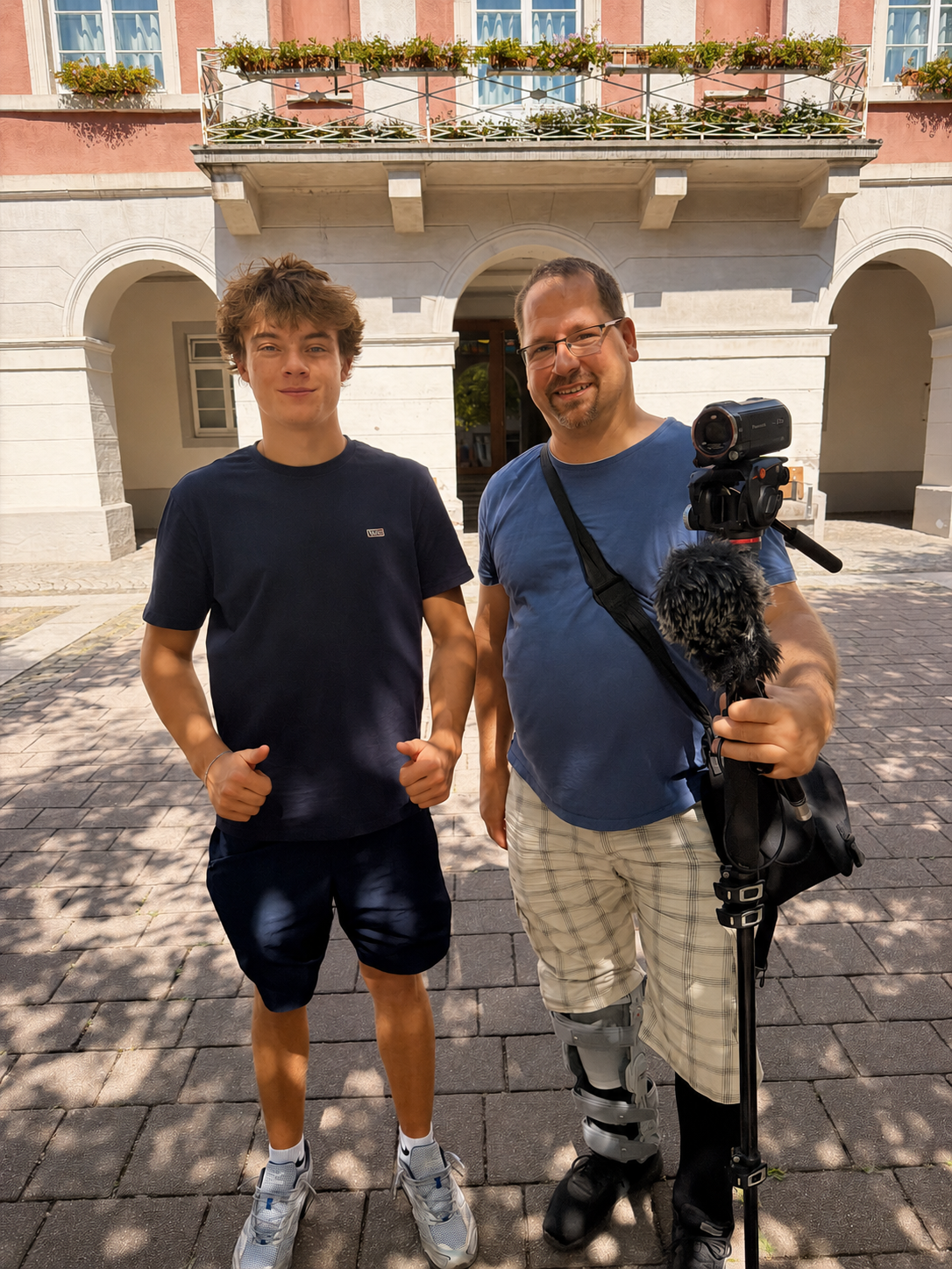 Lars Vollmer mit einem Kameramann vor dem Schopfheimer Rathaus